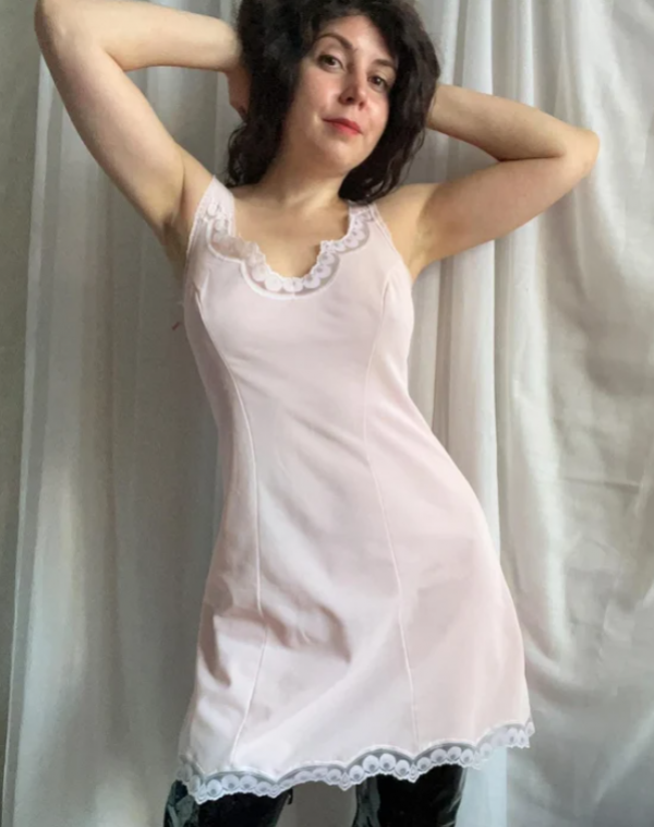 Slip Dress dengan Lapisan Bulu di Bawah